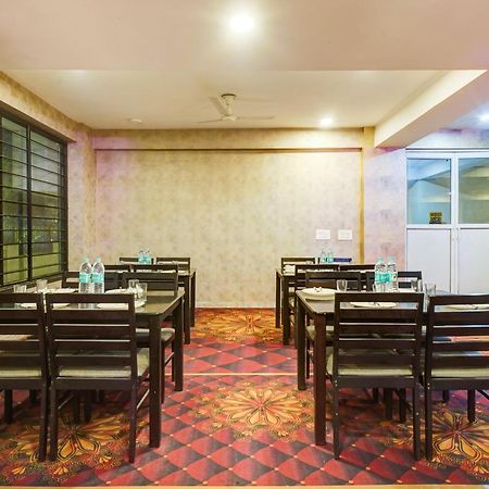 Hotel The York - Couple-Unfriendly Hotel ノイダ エクステリア 写真