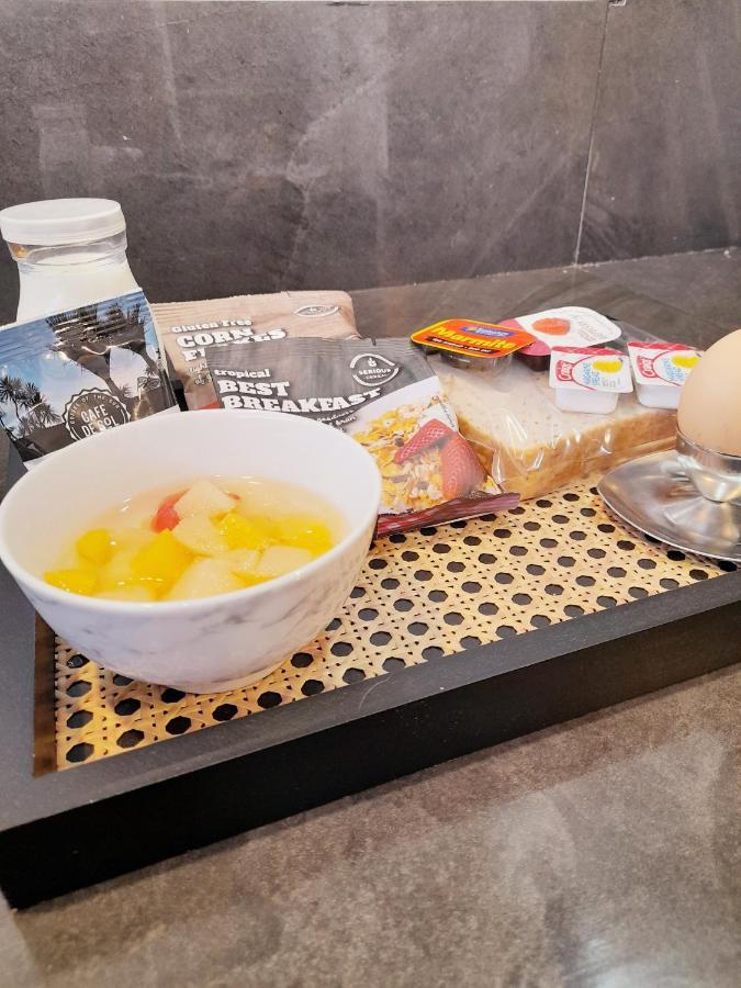 Hotel The York - Couple-Unfriendly Hotel ノイダ エクステリア 写真
