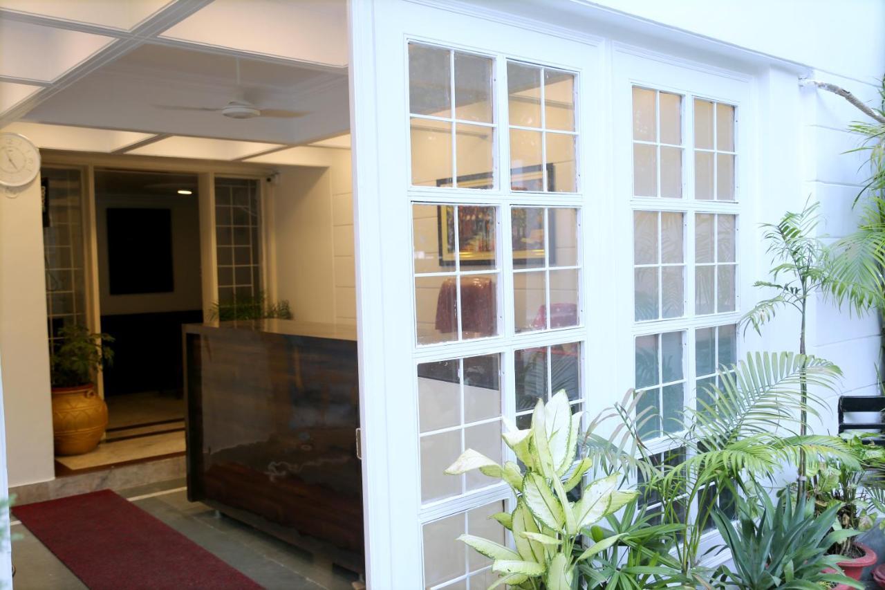 Hotel The York - Couple-Unfriendly Hotel ノイダ エクステリア 写真