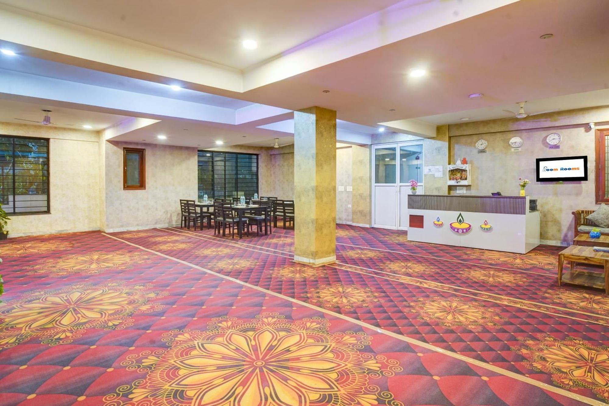 Hotel The York - Couple-Unfriendly Hotel ノイダ エクステリア 写真