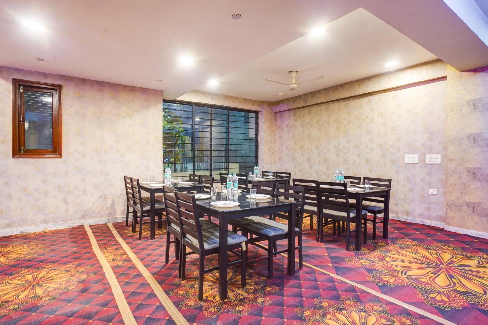 Hotel The York - Couple-Unfriendly Hotel ノイダ エクステリア 写真